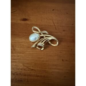 Vintage Gold Tone Faux Pearl Rhinestone Swirl Brooch Elegant Modernist Spray Pin